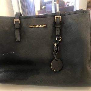 This is a classic needs to be cleaned. Very used please see all the pics